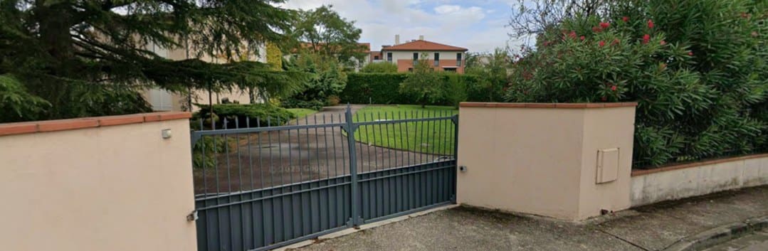 etude-de-sol-g1-pgc-blagnac-31700 Vue d’un terrain résidentiel à Blagnac, en environnement urbain, observé dans le cadre d’une étude de sol G1 à Blagnac avant la vente et le projet de construction.