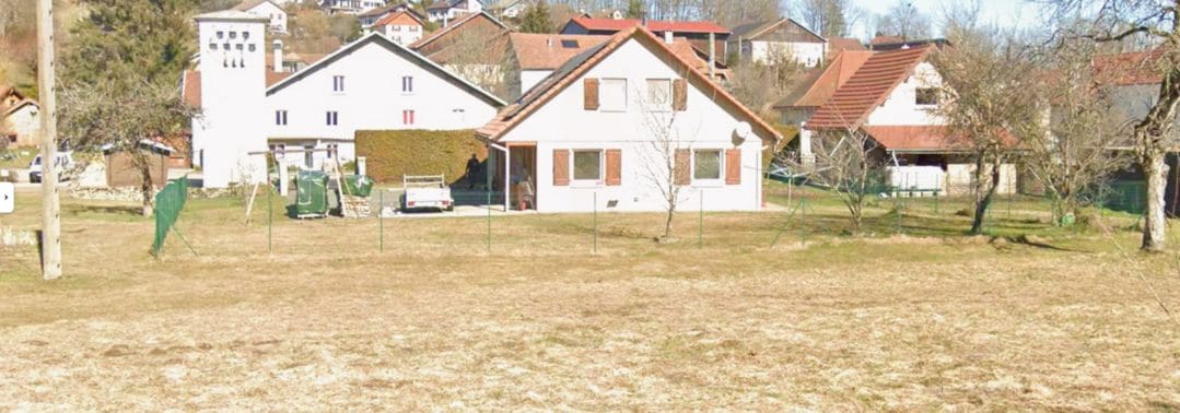 etude-de-sol-g1-pgc-courtefontaine-25470 Vue d’ensemble d’un terrain constructible à Courtefontaine, en environnement résidentiel, observé dans le cadre d’une étude de sol G1 à Courtefontaine avant projet de construction.