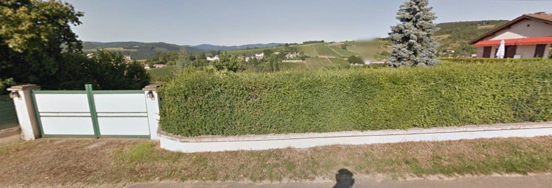 etude-de-sol-g1-pgc-la-roche-vineuse-71960 Ingénieur géotechnicien réalisant une étude de sol à La Roche-Vineuse avec une tarière mécanique pour analyser les argiles.