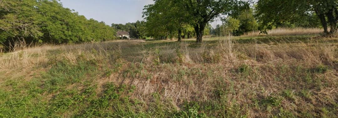 etude-de-sol-g1-pgc-lacave-gourdon-46300 Terrain naturel à Gourdon étudié dans le cadre d’une étude de sol G1 à Gourdon, montrant la topographie, la végétation en place et le contexte géotechnique avant projet de construction