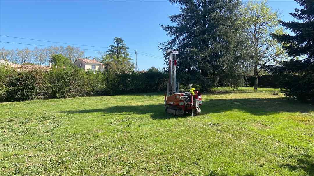 Réalisation d’une étude de sol G1 à Marssac avec une machine de forage géotechnique sur un terrain à bâtir avant projet de construction