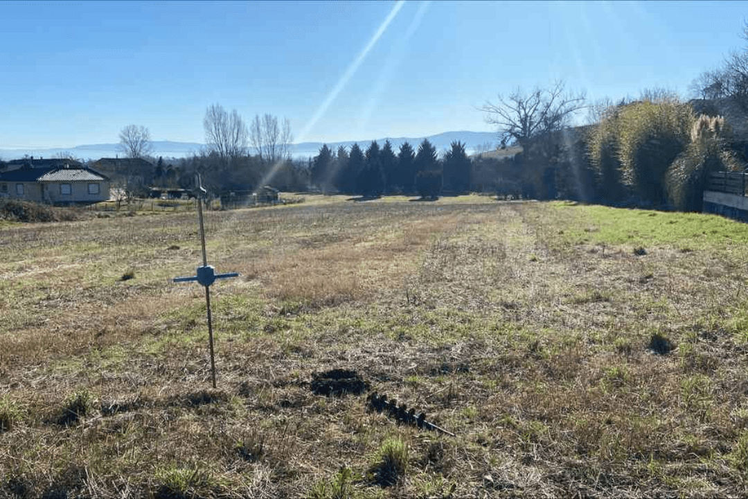 etude-de-sol-g2-avp-castres-81100 Réalisation d’une étude de sol G2 à Castres avec sondage géotechnique sur terrain destiné à une maison individuelle, afin d’analyser la portance et le comportement du sol avant construction.