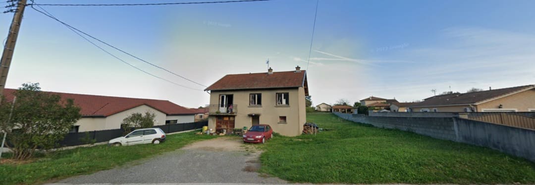 etude-de-sol-g1-pgc-macon-71000 Ingénieur géotechnique effectuant une étude de sol G1 à Mâcon pour analyser la présence d'argiles et sécuriser les fondations d'un futur projet immobilier.