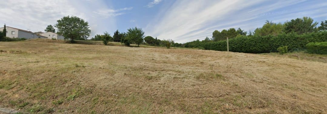 Réalisation d'une étude de sol à Rouffiac-d'Aude par un technicien géotechnique pour analyser les risques d'argile avant une vente de terrain.