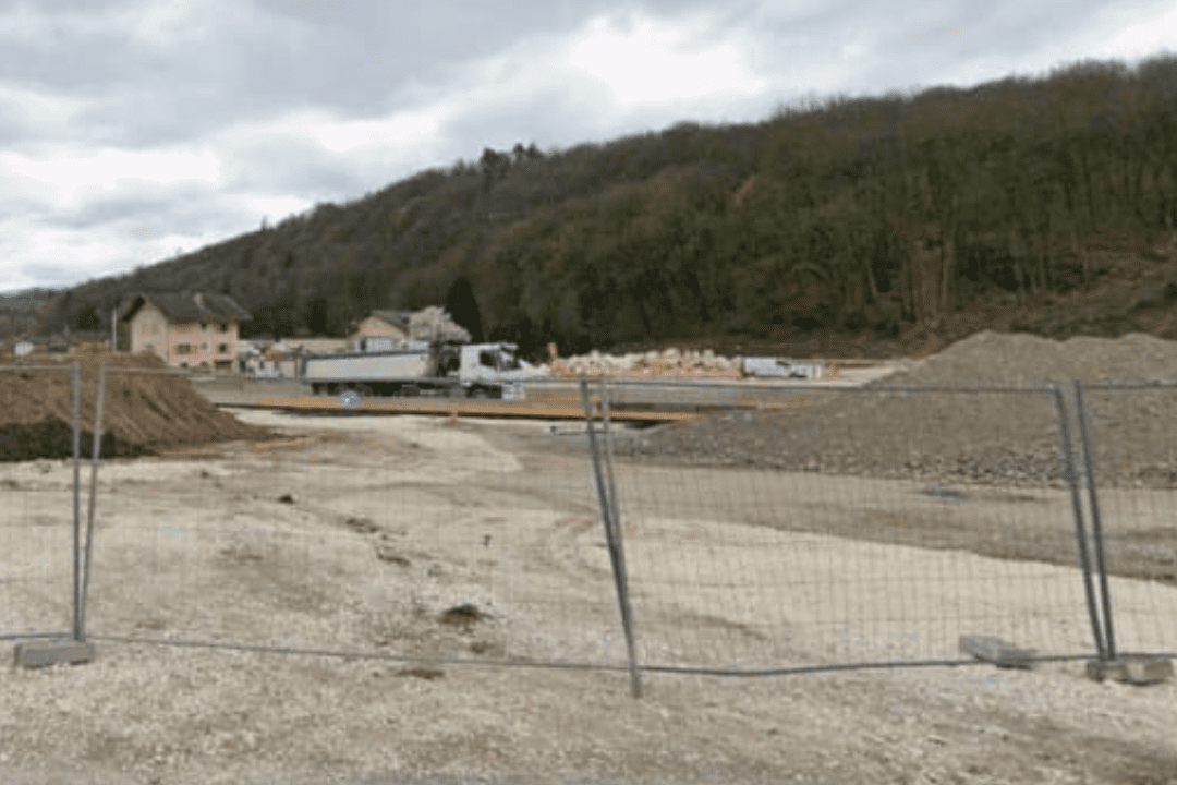 Notre équipe réalise une étude de sol g1 à Sillingy pour analyser la composition du terrain morainique.