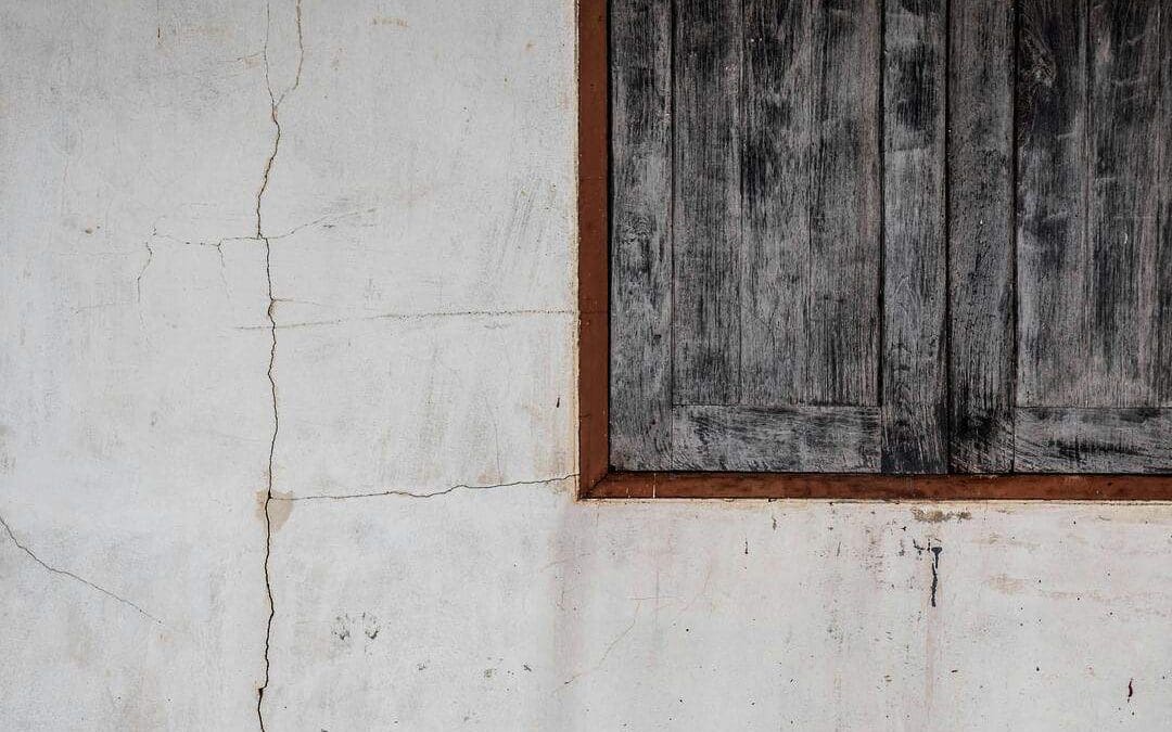 Fissures sur une maison : causes réelles, risques structurels et rôle essentiel de l’étude de sol
