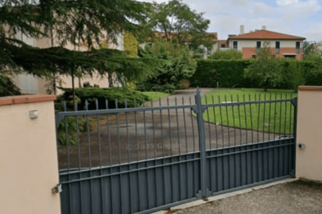 Vue d’un terrain résidentiel à Blagnac, en environnement urbain, observé dans le cadre d’une étude de sol G1 à Blagnac avant la vente et le projet de construction.