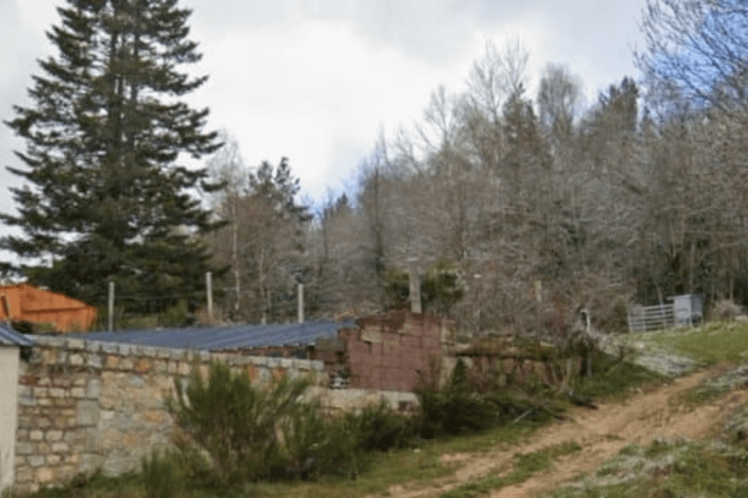 Terrain en zone de montagne à Saint-Alban-sur-Limagnole, cadre rural et pente naturelle observés lors d’une étude de sol G1 à Limagnole avant projet de construction