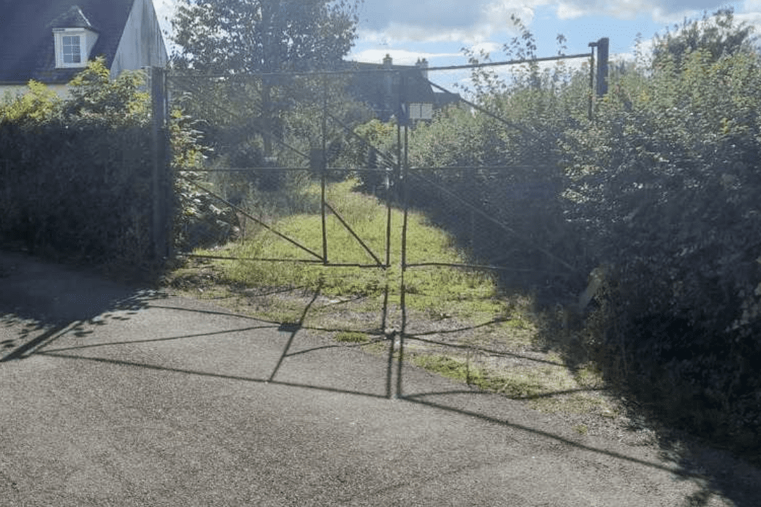 Accès à un terrain constructible à Crèvecœur-le-Grand, en environnement résidentiel, observé dans le cadre d’une étude de sol G1 à Crèvecœur-le-Grand avant projet de construction et sécurisation de la vente.