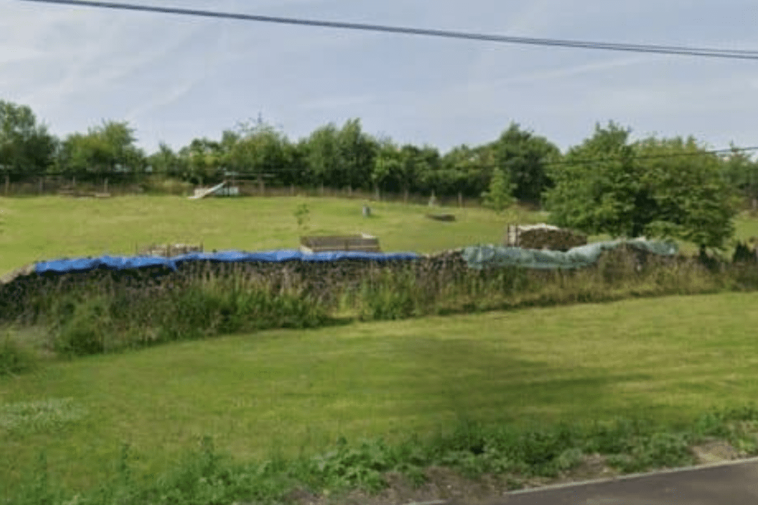 Notre équipe réalise une étude de sol Marange-Zondrange avec un sondage à la tarière mécanique pour analyser les marnes.