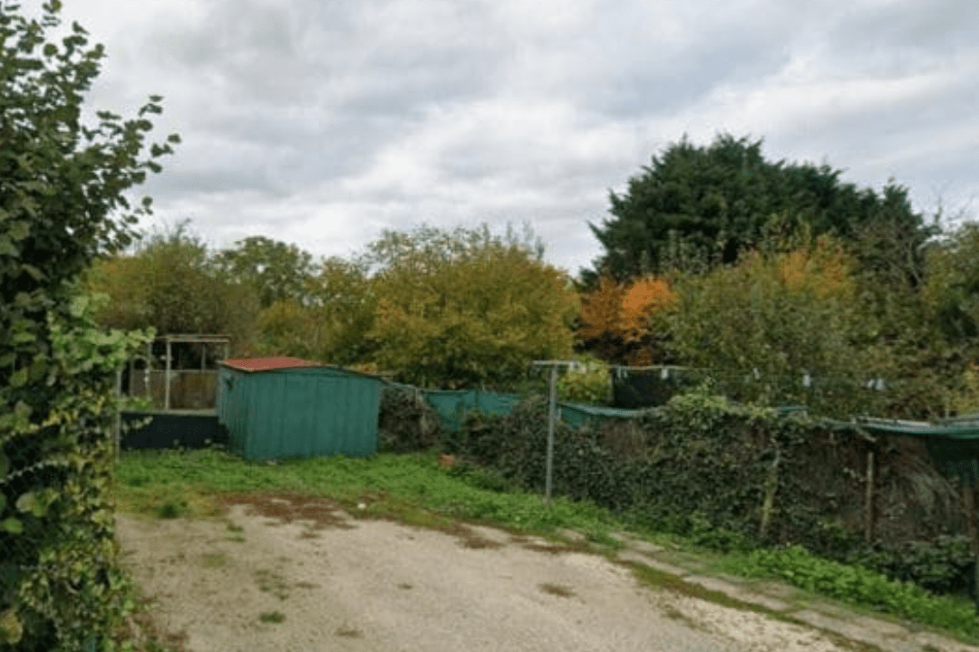 Ingénieur géotechnique réalisant une étude de sol G1 à Pierrevillers sur un terrain argileux pour sécuriser un projet de construction immobilière.