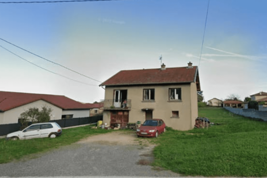 Ingénieur géotechnique effectuant une étude de sol G1 à Mâcon pour analyser la présence d'argiles et sécuriser les fondations d'un futur projet immobilier.