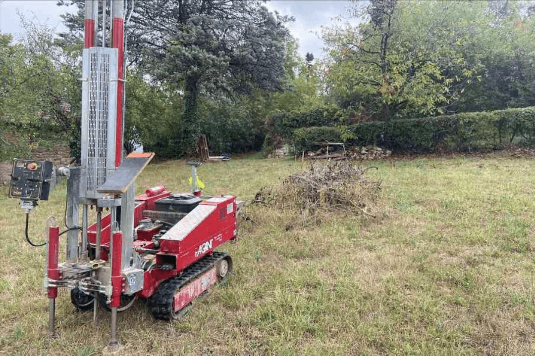 Machine de forage géotechnique en intervention sur un terrain à Verfeil lors d’une étude de sol G2 à Verfeil, avec réalisation de sondages pour l’avant-projet de construction