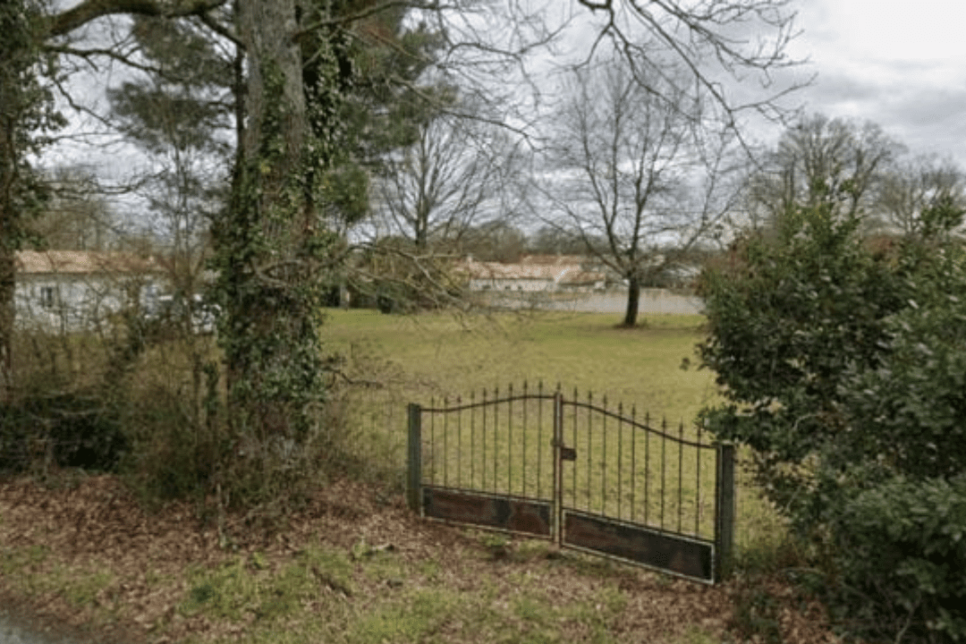 Terrain à bâtir à Breuillet avant construction, dans le cadre d’une étude de sol G1 à Breuillet pour analyser la nature du sol et les contraintes géotechniques