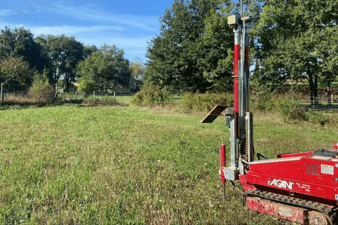 Réalisation d'un sondage au pénétromètre lors d'une étude de sol g1 à Castres pour sécuriser un futur projet immobilier.