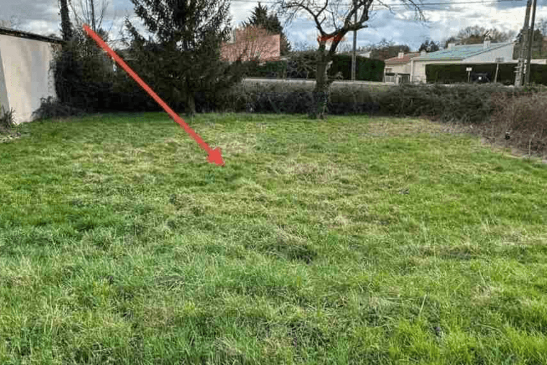 Terrain enherbé présentant une zone de tassement localisée, analysée lors d’une étude de sol à Charnay-Mâcon en amont d’un projet de division et de construction.