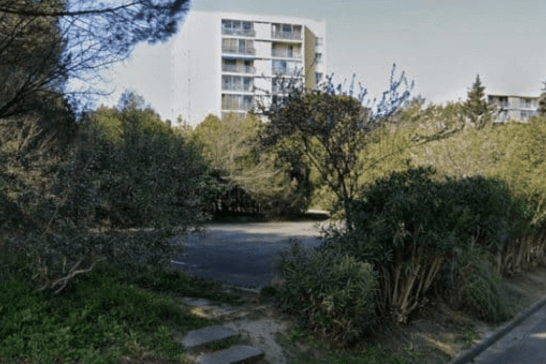 Notre équipe réalise une étude de sol g1 à Martigues sur la Rue du Moulin pour analyser la stabilité du terrain avant sa mise en vente.