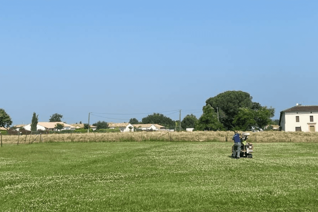 Notre équipe réalise une étude de sol à Montans sur l'avenue Elie Rossignol pour analyser les terrasses alluviales avant la vente des parcelles.