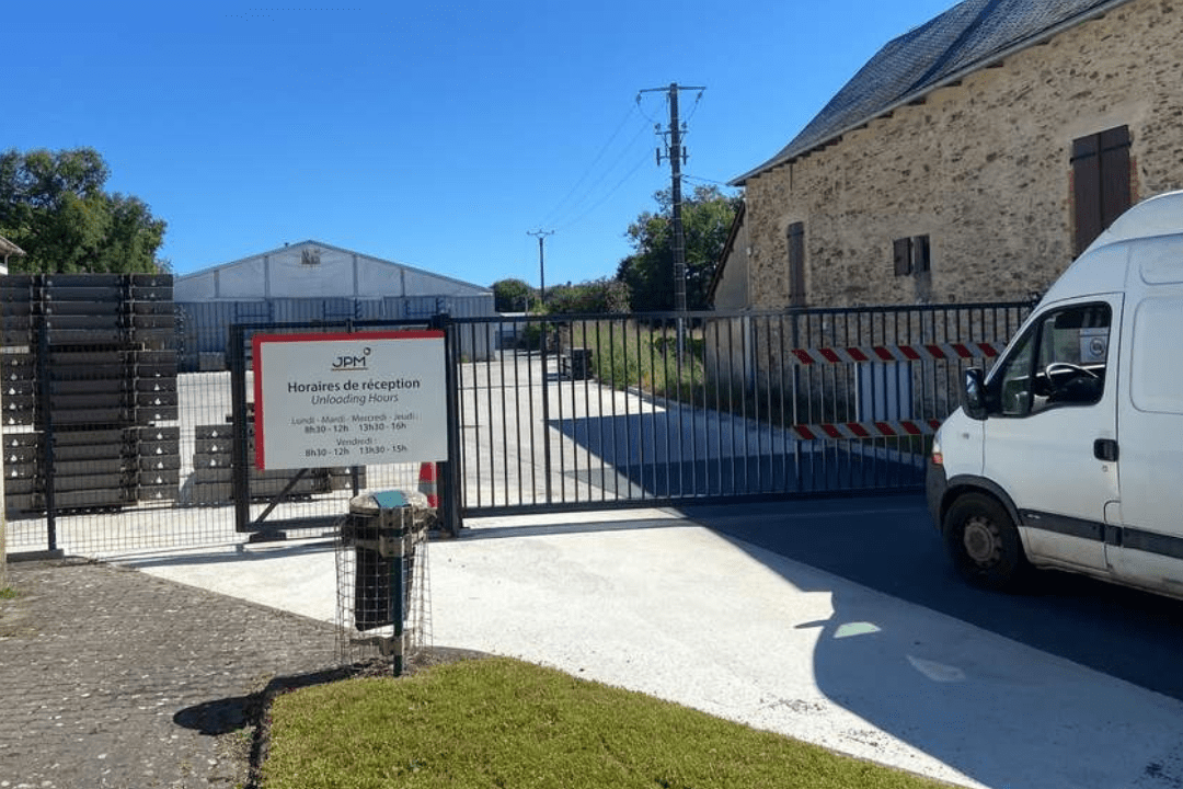 La mairie sécurise sa transaction grâce à une étude de sol g1 à Naucelle, garantissant ainsi la constructibilité de la parcelle face aux risques d'argile.