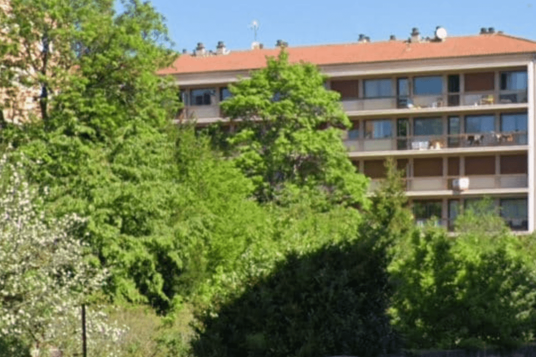 Vue du site concerné par une étude de sol à Puy-en-Velay, en environnement urbain et résidentiel, avant projet de division et de construction