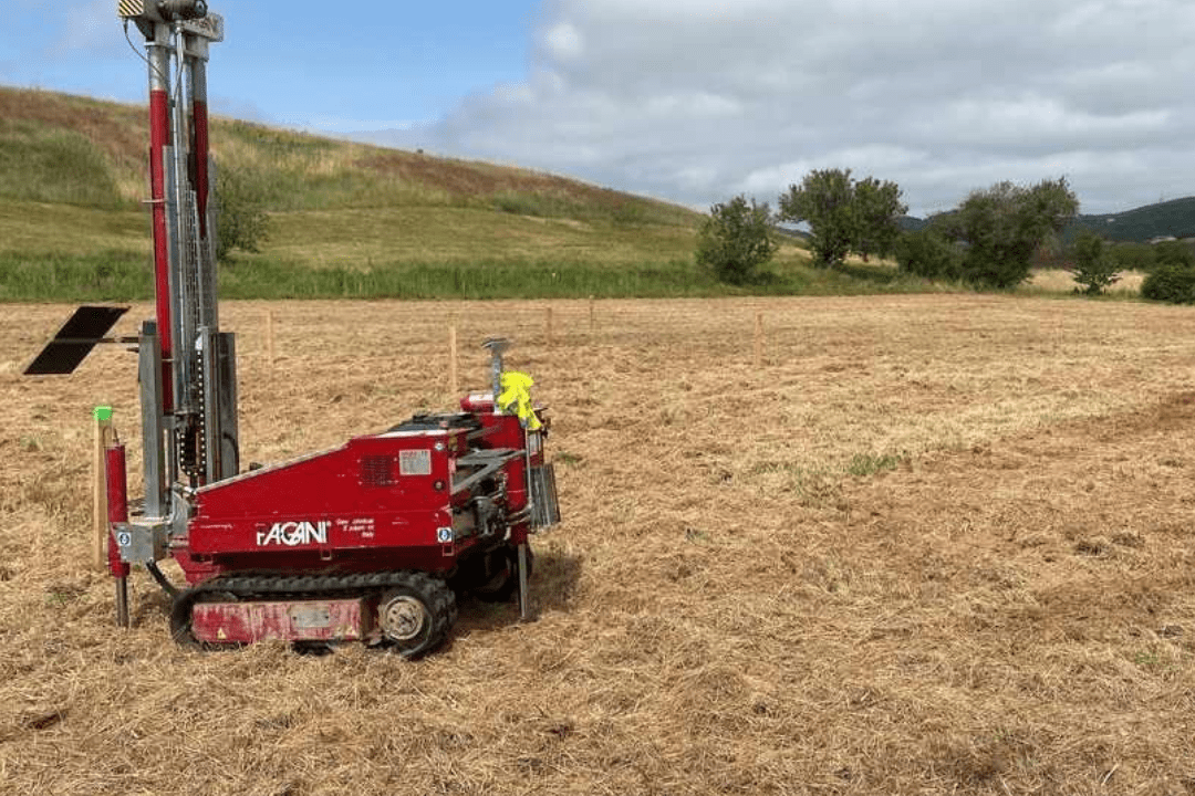 etude-de-sol-g2-avp-montlaur-12400 Réalisation d'un sondage mécanique pour une étude de sol à Montlaur afin d'analyser la résistance des pélites rouges avant construction.
