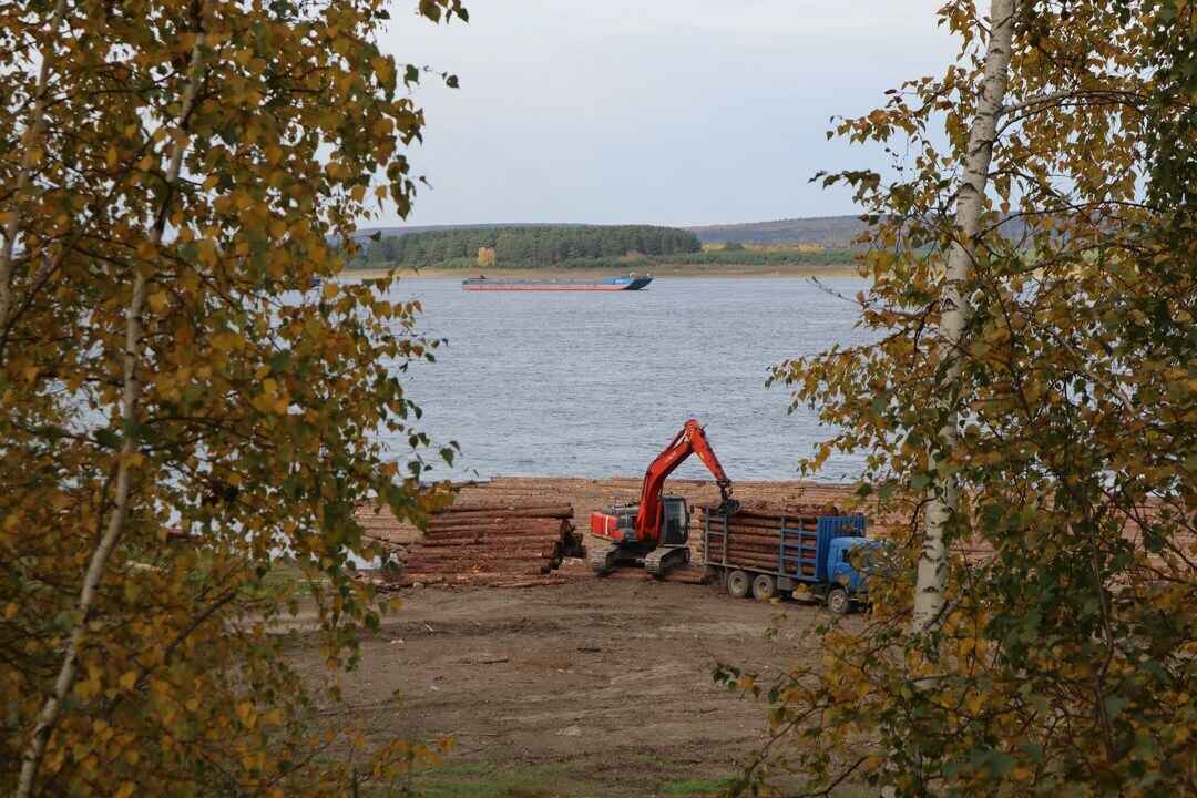 Hydrologie Machine a construction avec un lac