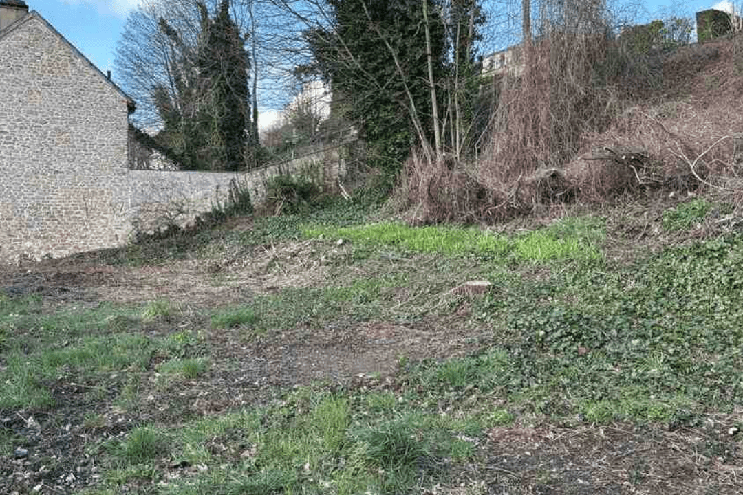 Terrain en pente à Meulan-en-Yvelines avant construction, analysé dans le cadre d’une étude de sol à Meulan-en-Yvelines pour identifier les caractéristiques géotechniques du site