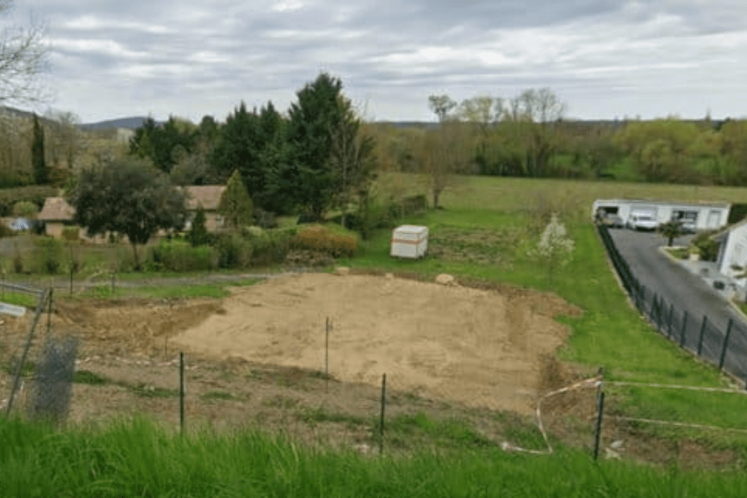 Terrain en cours d’aménagement à Couladère (31220) dans le cadre d’une étude de sol G2 à Couladère, avec terrassements, sondages géotechniques et analyse des conditions de fondation avant construction.