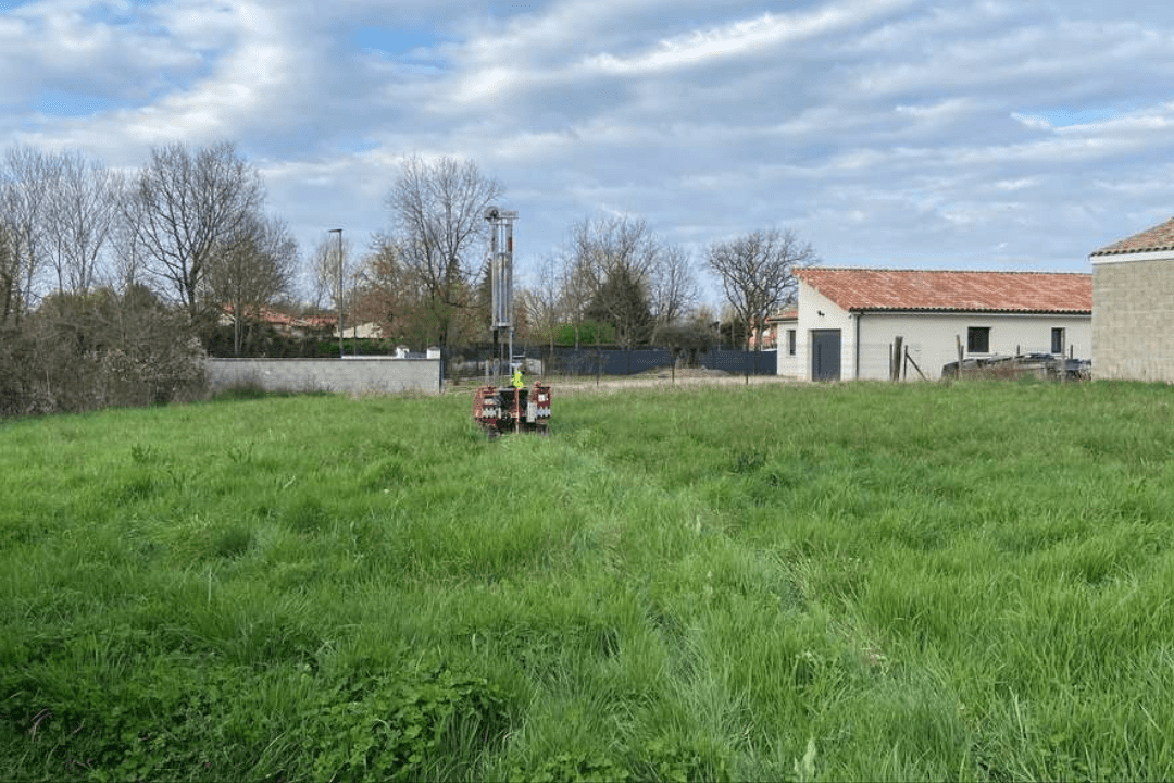 Intervention géotechnique sur un terrain constructible lors d’une étude de sol G1 à Bressols, avec réalisation de sondages pour analyser la nature du sol avant construction.