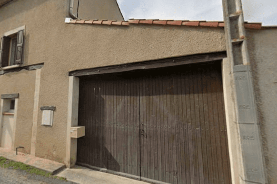 Réalisation d'une étude de sol G1 à Escoussens sur un terrain argileux pour définir les principes généraux de construction.