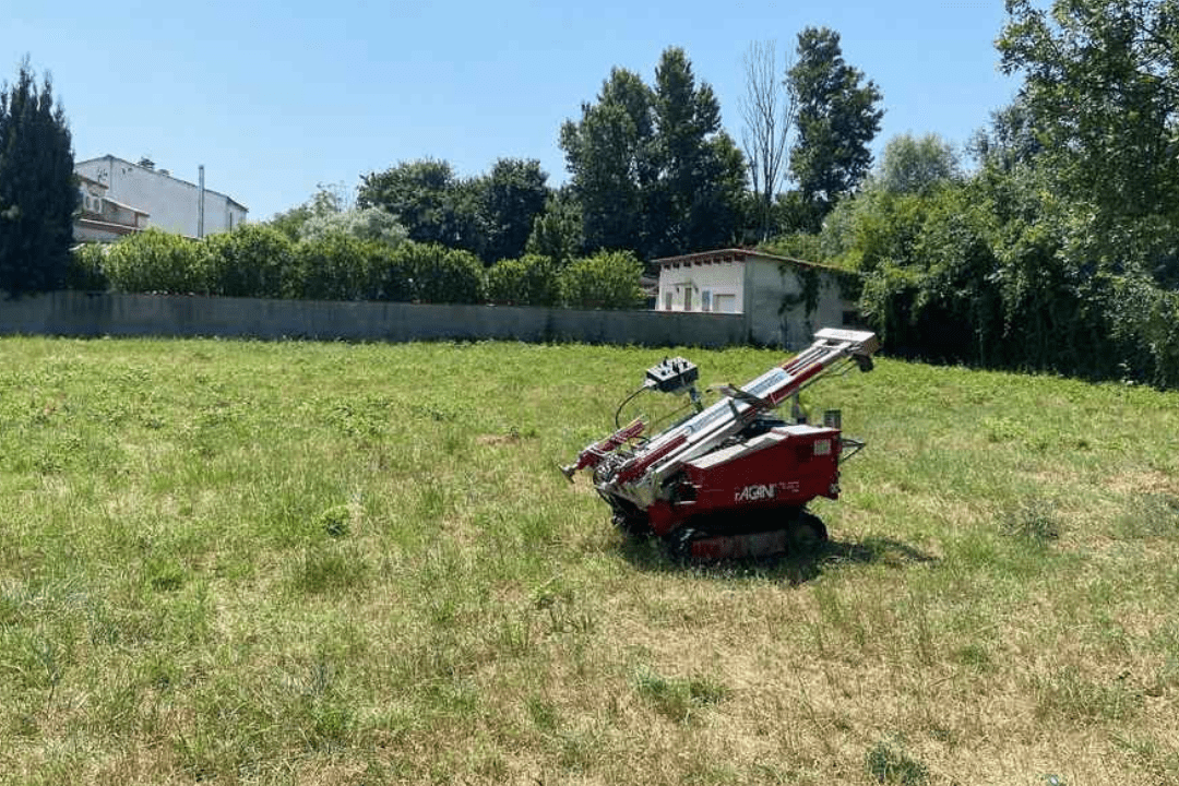 Réalisation de sondages à la tarière mécanique pour une étude de sol à Toulouse afin d'analyser la stabilité du terrain argileux.