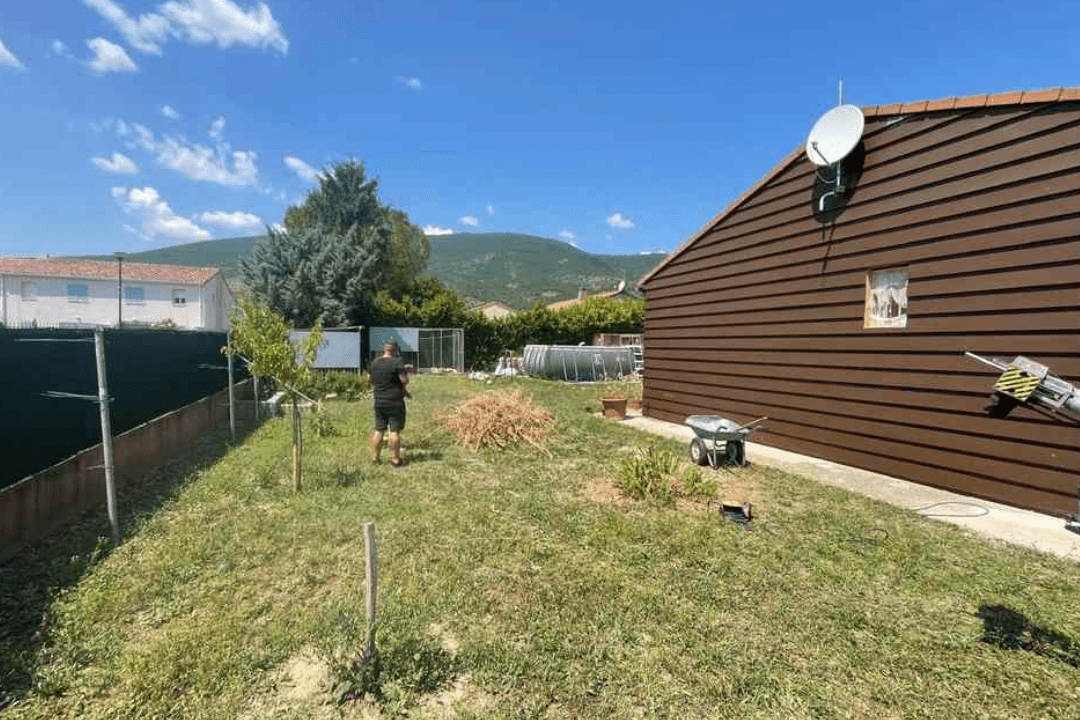 Étude de sol G2 à Peipin réalisée sur un terrain résidentiel avant projet d’agrandissement, avec investigations géotechniques en environnement habité
