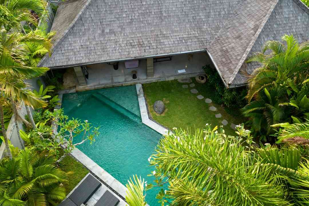 piscine piscine devant une maison