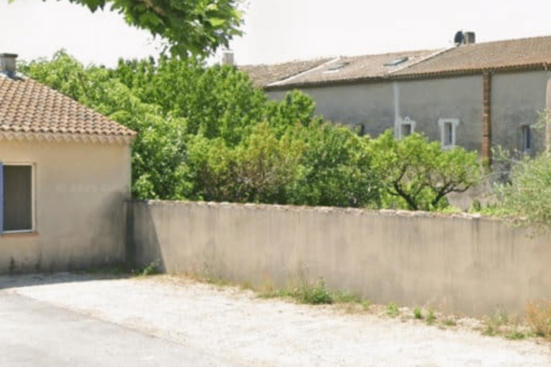 etude-de-sol-g1-pgc-maillane-13910 Terrain en zone bâtie à Maillane faisant l’objet d’une étude de sol G1 à Maillane avant un projet de construction