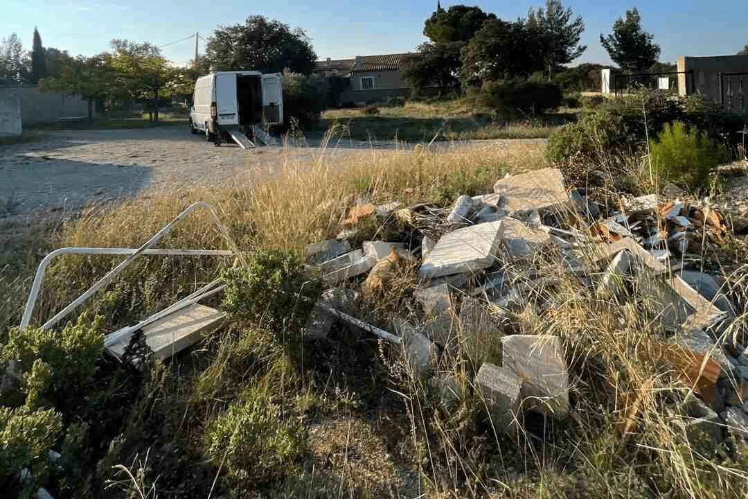 Réalisation d'une étude de sol G1 à Manosque pour l'analyse des risques argileux et la sécurisation d'une vente de terrain.
