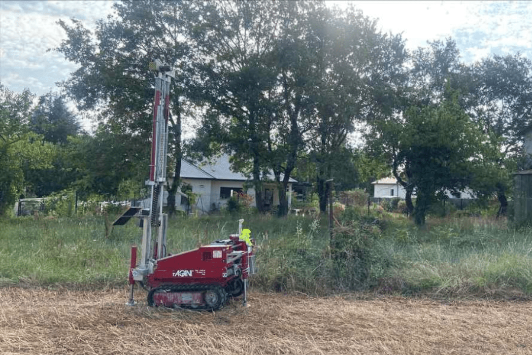 etude-de-sol-g1-pgc-naucelle-12800 Terrain à bâtir à Semoussac avant construction, objet d’une étude de sol G1 à Semoussac pour analyser la nature du sol et les risques géotechniques