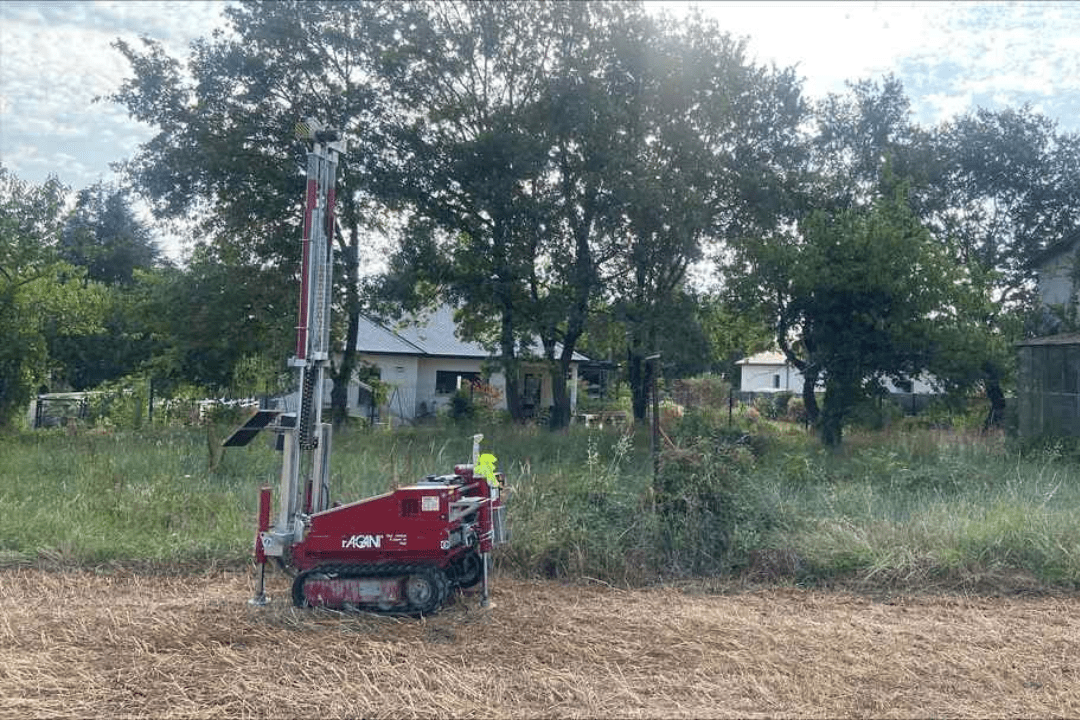 etude-de-sol-g1-pgc-naucelle-12800 Réalisation d'un sondage au pénétromètre lors d'une étude de sol à Naucelle pour analyser la résistance des argiles à graviers.