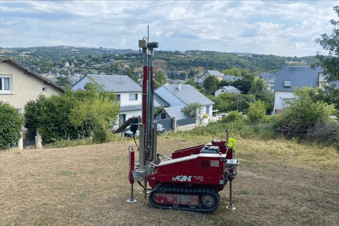etude-de-sol-g1-pgc-espalion-12500 Sondage géotechnique lors d'une étude de sol g1 à Espalion pour évaluer le risque radon et la compacité des pélites rouges avant la construction d'une villa.