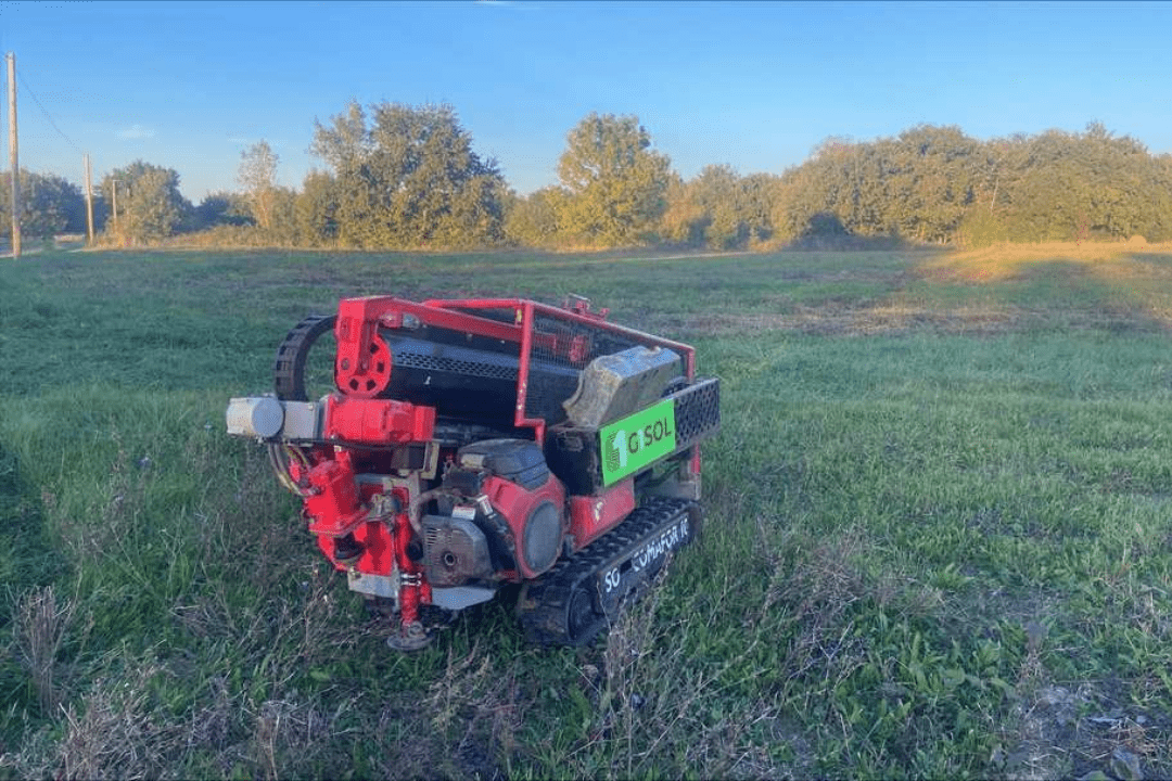 etude-de-sol-g2-avp-montans-81600 Engin de reconnaissance géotechnique en intervention sur un terrain dans le cadre d’une étude de sol G2 à Montans, avant la conception du projet de construction