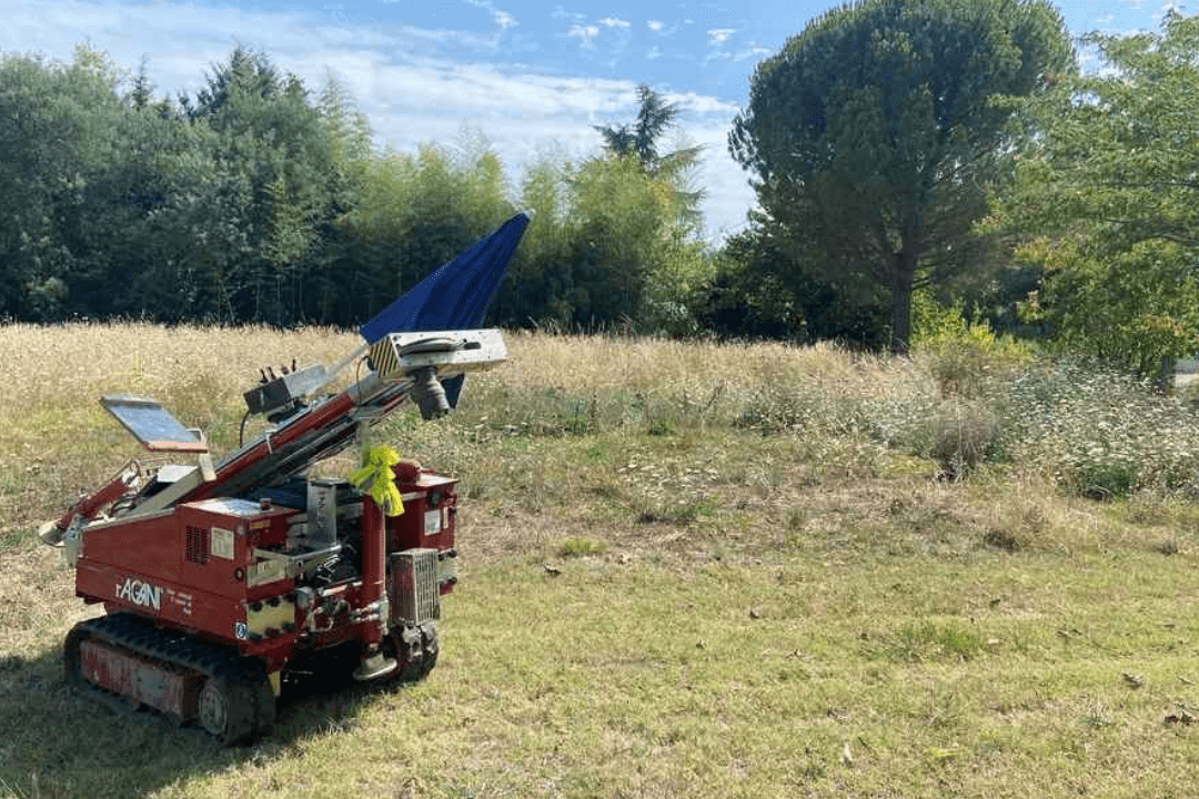etude-de-sol-g2-avp-gaillac-81600 Sondage à la tarière mécanique lors d'une étude de sol à Gaillac pour analyser la structure des alluvions du Tarn avant la construction d'une villa.
